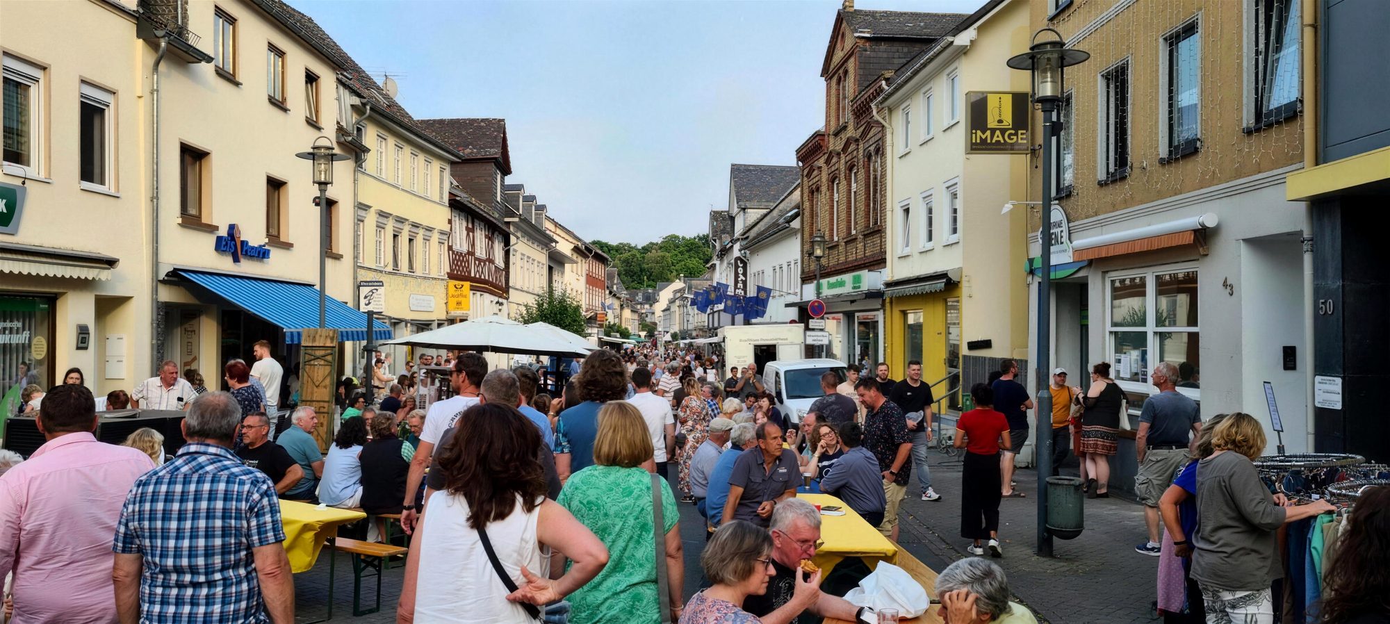 Die Römerstraße in Nastätten voller Menschen beim Nachtbummel